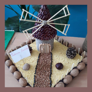 Creativitate și miros de toamnă în cadrul expoziției tradiționale din materiale naturale ,,Toamna de Aur”.